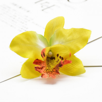 Květ orchidej, textilní dekorace, květina žlutá